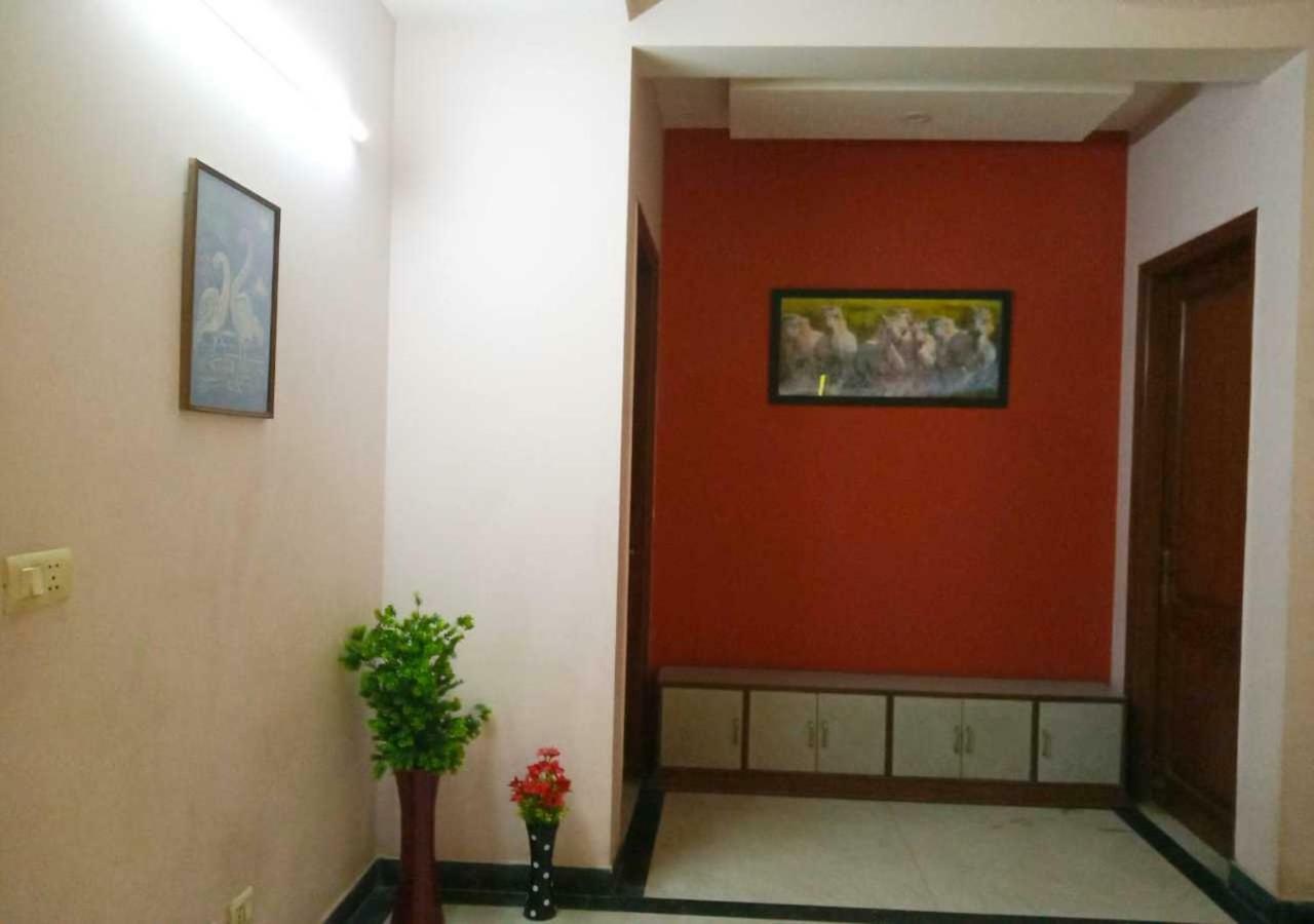 Отель J P Residency Большая Нойда Экстерьер фото