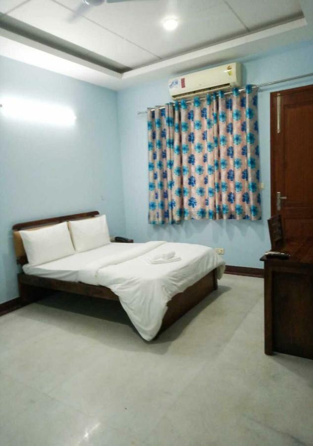 Отель J P Residency Большая Нойда Экстерьер фото